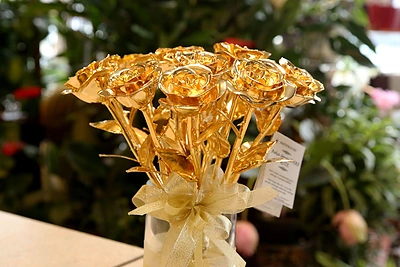 Auksu padengtų rožių puokštė