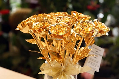 Auksu padengtų rožių puokštė