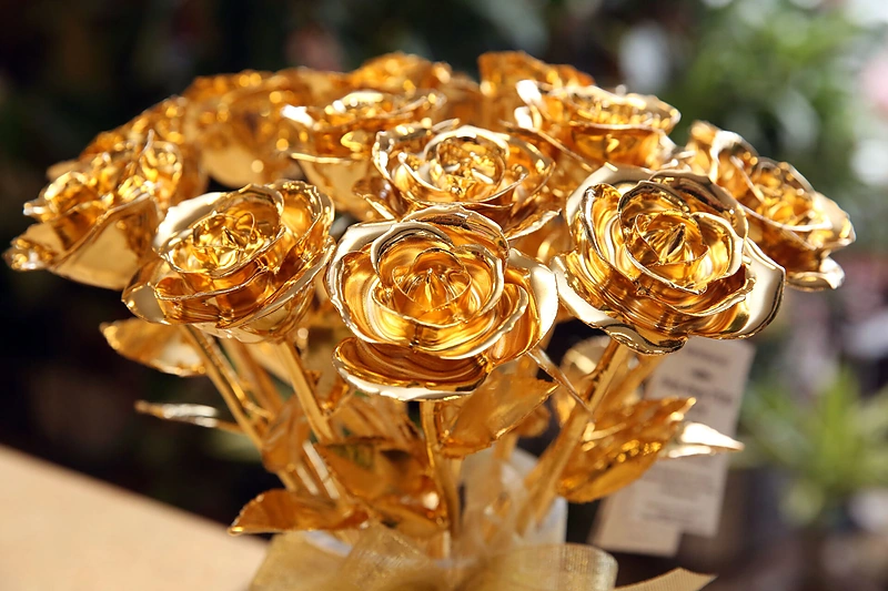 Auksu padengtų rožių puokštė