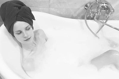 Aplinkos viceministras atmeta kritiką, žmonai paviešinus nuotrauką iš vonios: „Politikai irgi žmonės“