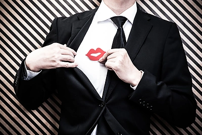 Ką daryti, kai kas nors flirtuoja su jūsų partneriu?