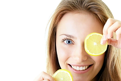 10 grožio receptų su citrina: naikina spuogus, nuospaudas, pleiskanas