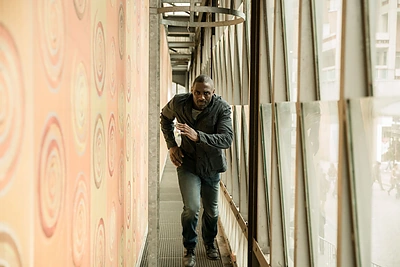 Idrisas Elba filme „Bastilijos diena“