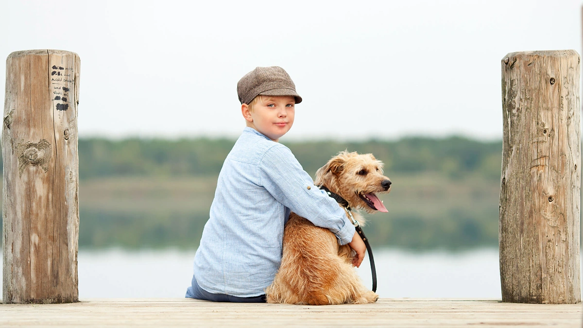 Berniukas su šunimi