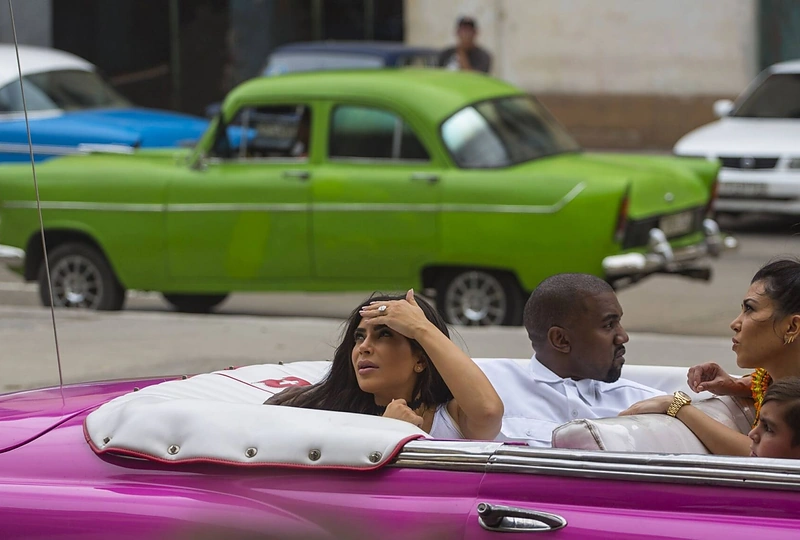 Kim Kardashian, Kanye Westas ir Kourtney Kardashian Kuboje