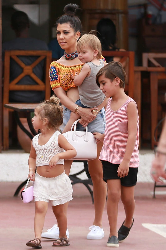 Kourtney Kardashian su vaikais Masonu, Penelope ir Reignu Kuboje