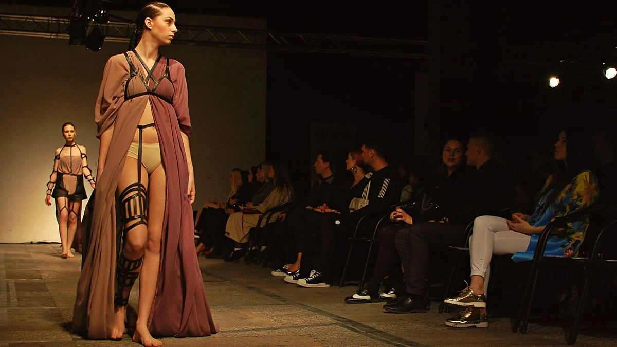 Mados šou „Apkalbos“