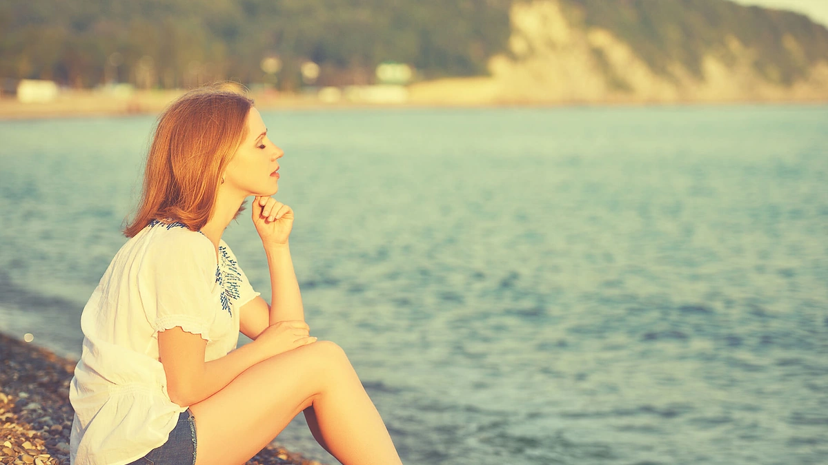 Susimąsčiusi mergina