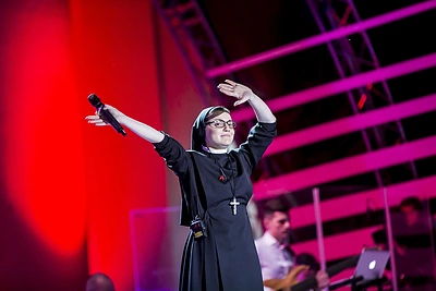 Pasaulio internautus sužavėjusi italų vienuolė Cristina Scuccia koncertavo Vilniuje