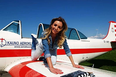 Nauja Gerdos Stiklickienės fotosesija – ant lėktuvo sparno: „Šiaip labai bijau aukščio“