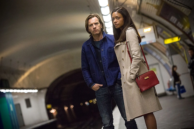 Ewanas McGregoras ir Naomie Harris filme „Išdavikas“