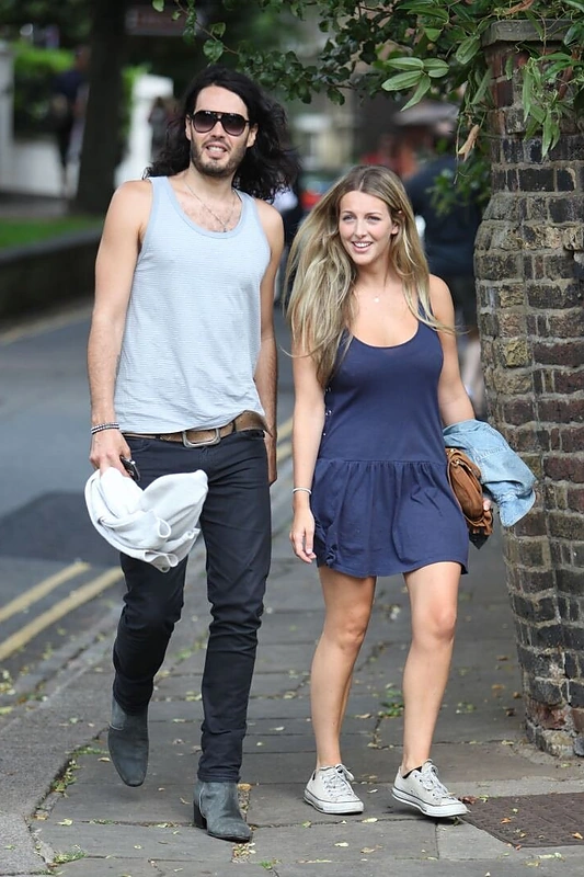 Russellas Brandas ir Laura Gallacher