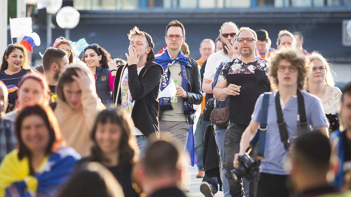 „Eurovizijos“ gerbėjų minia plūsta į „Globe“ areną