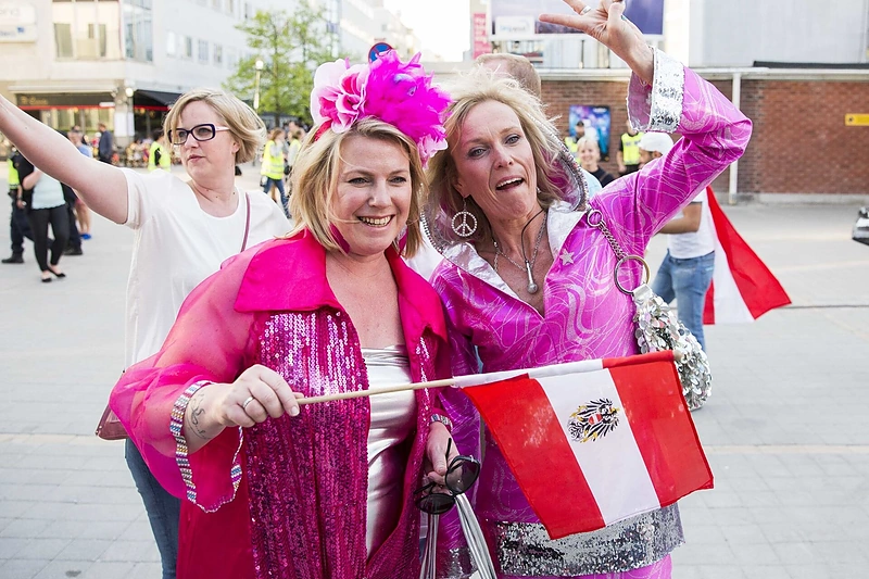 „Eurovizijos“ gerbėjų minia plūsta į „Globe“ areną