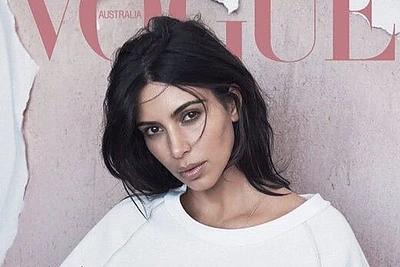 Kim Kardashian ant „Vogue“ viršelio – be makiažo ir su Kanye Westo kurtais drabužiais