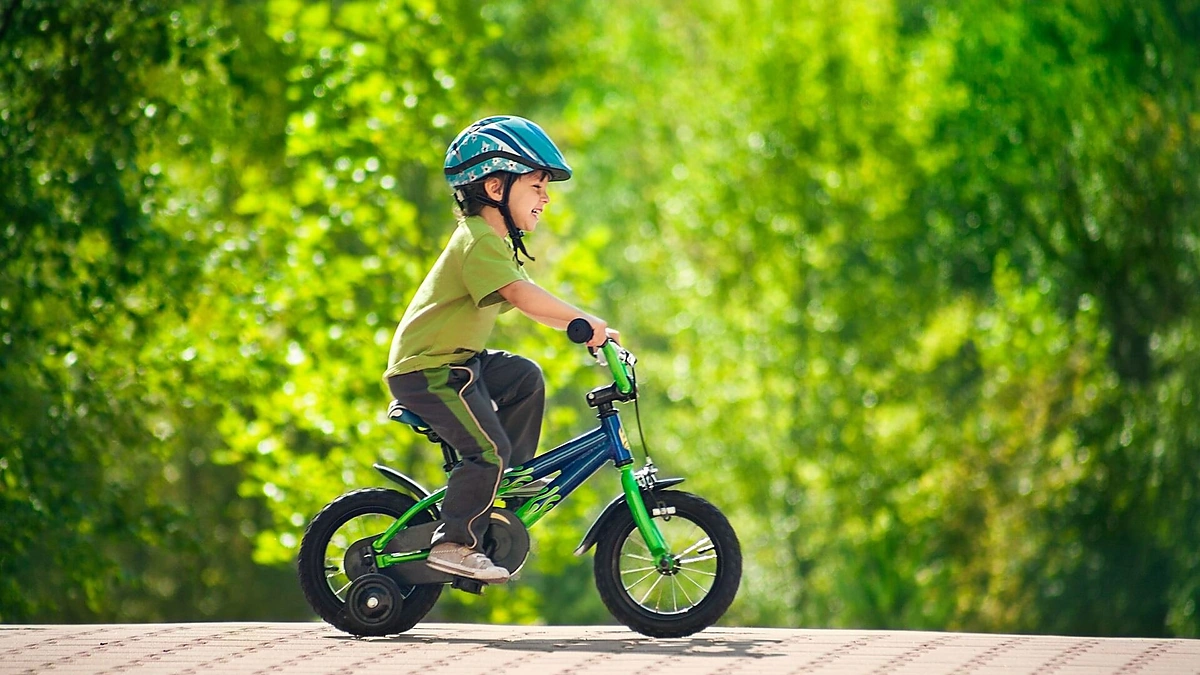 Berniukas važiuoja dviračiu