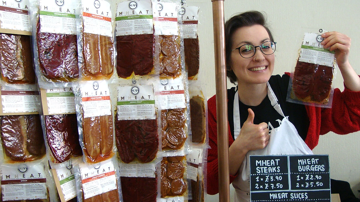 Augaliniai kumpiai Mančesterio veganų festivalyje. Jie gaminami iš sojos ir kviečių.
