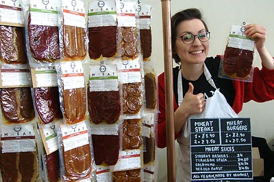 Augaliniai kumpiai Mančesterio veganų festivalyje. Jie gaminami iš sojos ir kviečių.