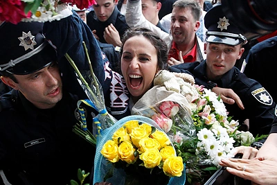 Į Ukrainą sugrįžusi „Eurovizijos“ nugalėtoja Jamala sutikta kaip didvyrė