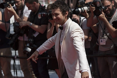 Shia LaBeoufas ant raudonojo Kanų kilimo žygiavo repo ritmu