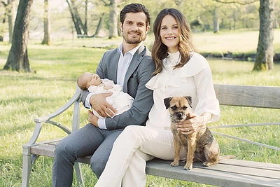 Švedijos princas Carlas Philipas su žmona Sofia paviešino fotosesiją su naujagimiu sūnumi