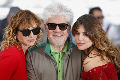 Emma Suarez, Pedro Almodovaras ir Adriana Ugarte