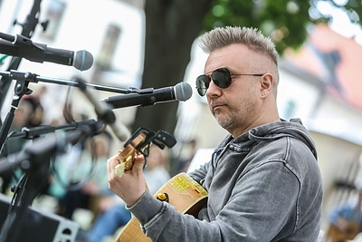 Įvertinkite: Andrius Mamontovas pristato vasarišką dainą ir klipą „Aukščiau debesų“