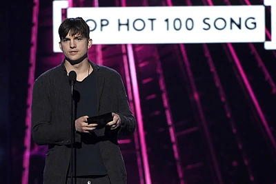 Būtina pamatyti: aktoriaus Ashtono Kutcherio flirtas su senatoriumi Johnu McCainu