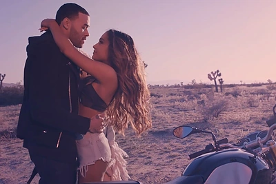 Ariana Grande vaizdo klipe „Into You“ užmezga karštą romaną su asmens sargybiniu