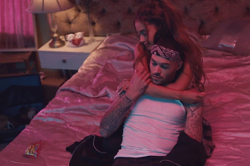 Ariana Grande ir Donas Benjaminas vaizdo klipe „Into You“