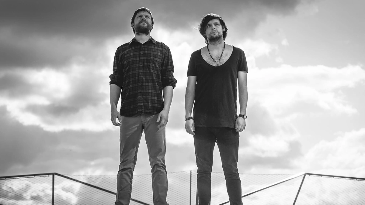 „Sisters On Wire“