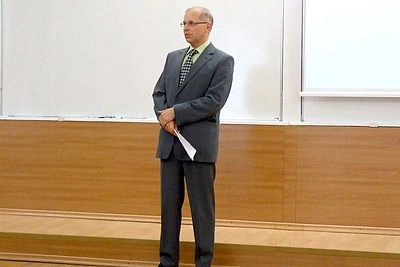 Česlovas Šimkevičius Šimkevičius vieno iš kolegų disertacijos gynimo metu
