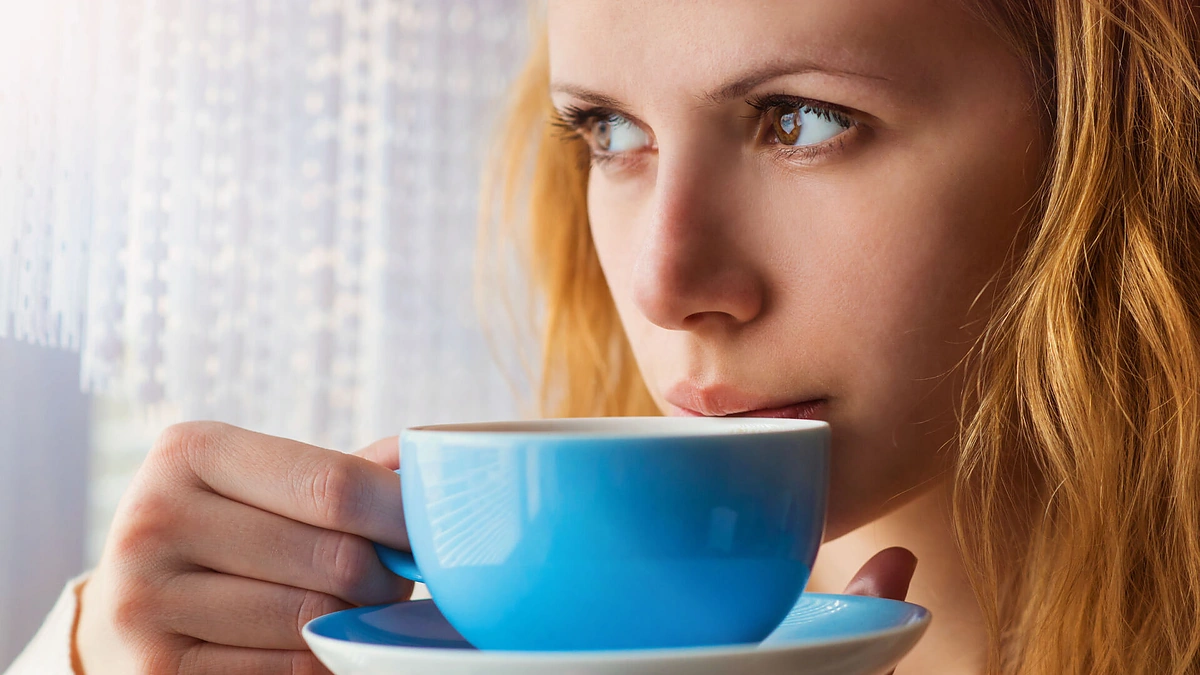 Moteris geria kavą