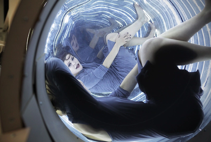 Monikos Dirsytės performansas mugėje „Art Vilnius‘15“ / Ryčio Šeškaičio nuotr.