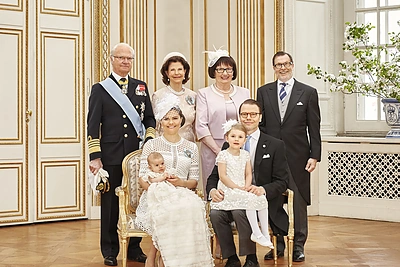 Švedijos karališkoji šeima ir princo Danielio tėvai Ewa ir Olle Westlingai