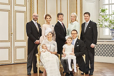 Švedijos princesė Victoria ir princas Danielis su vaikais Estelle ir Oscaru bei jo krikštatėviai (iš kairės): Oscaras Magnusonas, Švedijos princesė Madeleine, Danijos princas Frederikas, Norvegijos princesė Mette-Marit ir Hansas Astromas