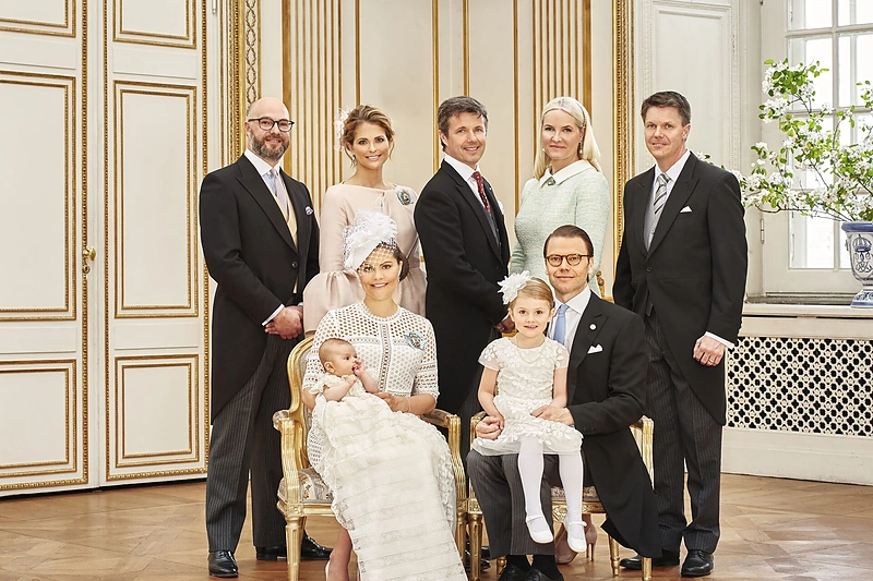 Švedijos princesė Victoria ir princas Danielis su vaikais Estelle ir Oscaru bei jo krikštatėviai (iš kairės): Oscaras Magnusonas, Švedijos princesė Madeleine, Danijos princas Frederikas, Norvegijos princesė Mette-Marit ir Hansas Astromas