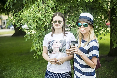 Rūta Mikelkevičiūtė su dukra aplankė Vilniaus vietas, kur filmuotas serialas „Karas ir taika“