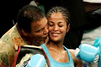 Jauniausia Muhammado Ali dukra Laila Ali nutraukė tylą po tėvo mirties