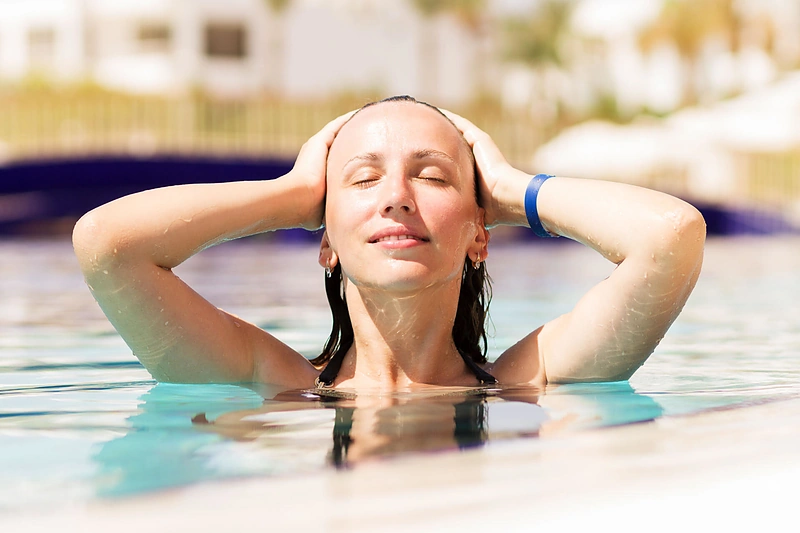 Moteris maudosi baseine