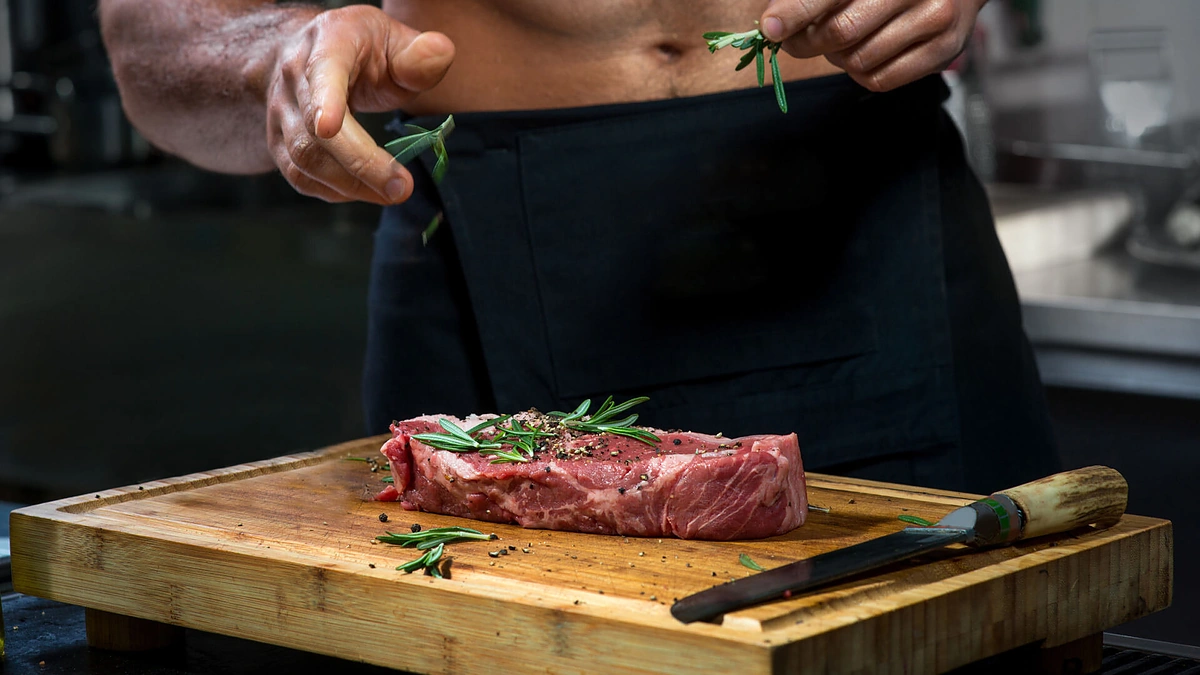 Vyras gamina kepsnį.