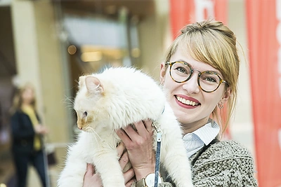 Katiną priglaudusi Beata Tiškevič tapo vegetare: „Pagalvojau, kitus gyvūnus valgau, o jo ne. Kodėl?“