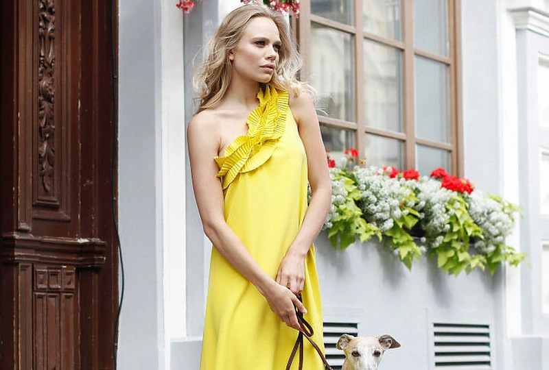 Drabužių kolekcijos „Spalvų infekcija“ modelis