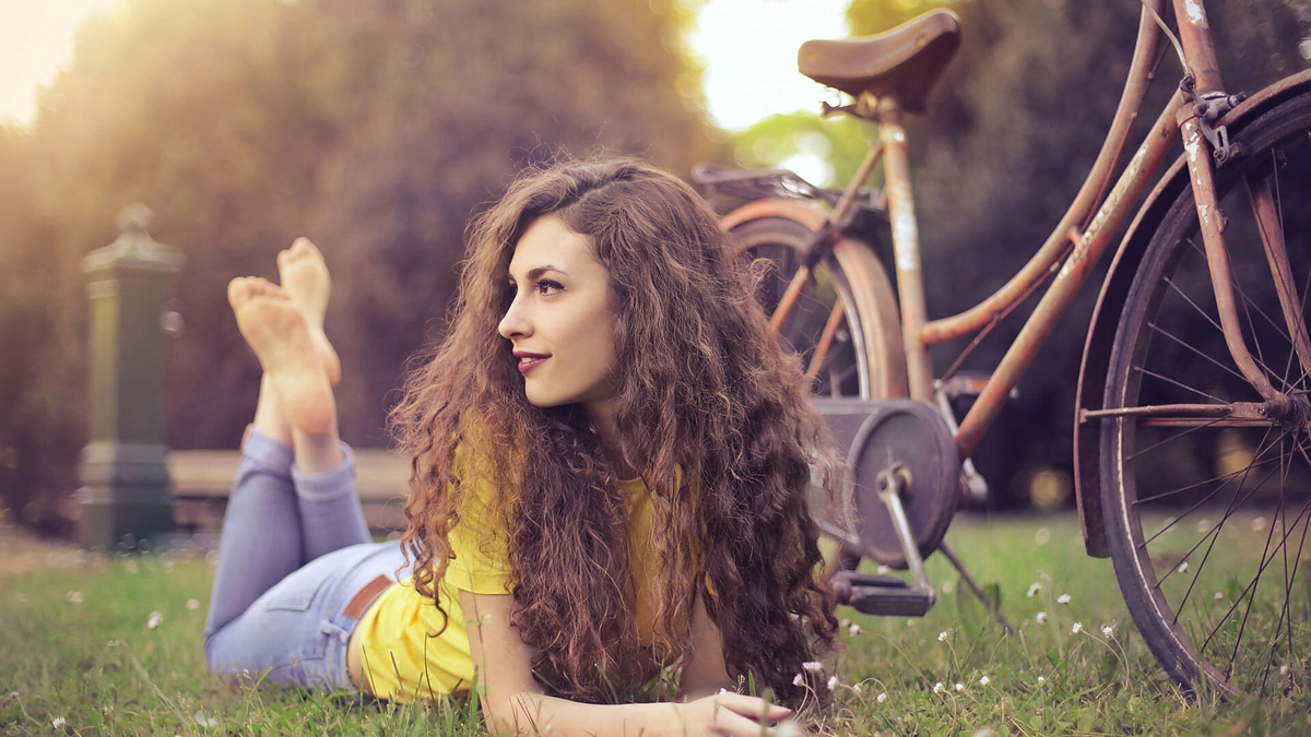 Mergina su dviračiu.