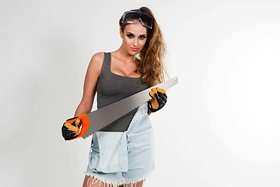 Gražuolės Simona Kateivaitė ir Viktorija Vaičaitė pozavo statybų aikštelėje