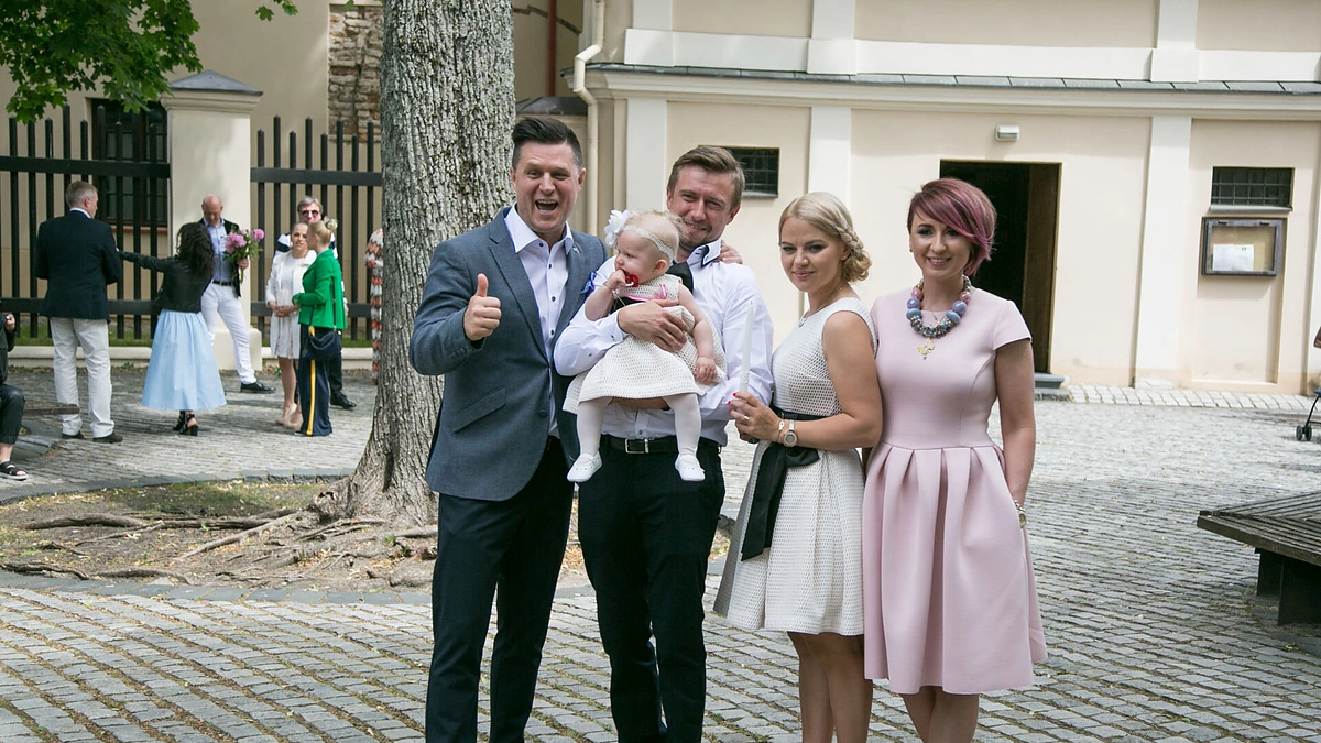 Renata ir Marius Jampolskiai su dukra Vilte ir jos krikšto tėvais Dainiumi ir Svetlana Palivonais