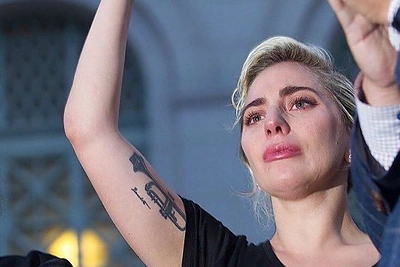 Tramdydama ašaras Lady Gaga vadovavo Orlando aukų pagerbimo ceremonijai