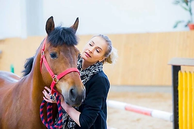 Kilnaus tikslo įkvėpti garsūs aktoriai kviečia įsigyti populiaraus serialo garderobą