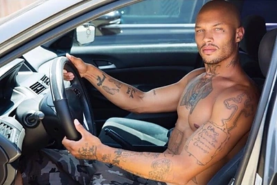 Iš kalėjimo paleistas Jeremy Meeksas pristatė pirmuosius modelio darbo bandymus