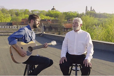 Justinas Jarutis su seneliu įrašė dainą ir nusifilmavo klipe: „Tai turbūt kiekvieno anūko svajonė“